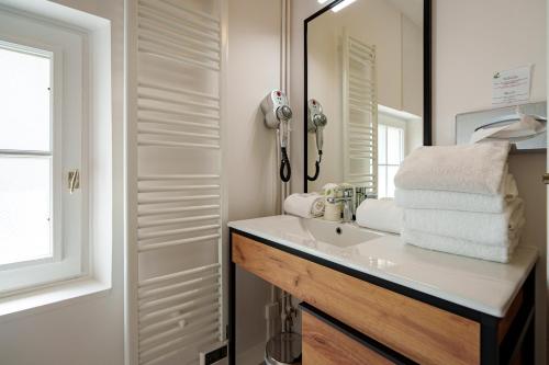 阿宰勒里多卢瓦尔河谷酒店的一间带水槽和镜子的浴室