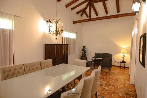 伊瓜苏港GLAMPING SELVA IGUAZU的客厅配有白色的桌子和椅子