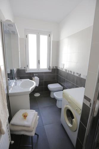 博瓦利诺马里纳La Suite del Borgo的白色浴室设有2个卫生间和水槽