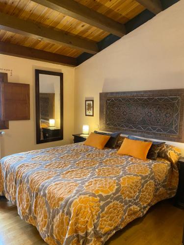 Alboreca阿尔伯瑞卡阳台酒店的一间卧室配有一张带橙色枕头的大床