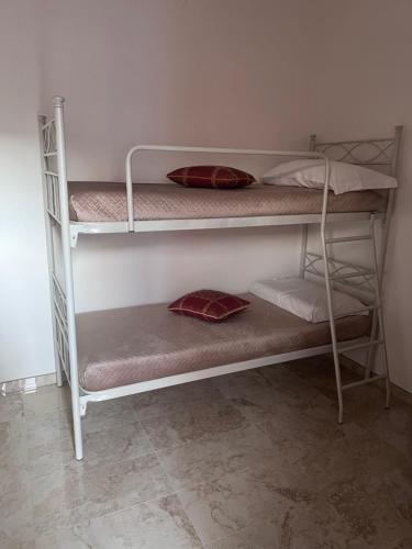 丽都玛里尼Casavacanza La Regina的一间客房内配有两张双层床的房间