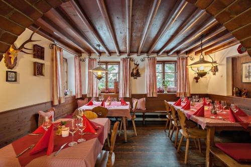 拉迪斯富希奥劳德酒店的餐厅配有桌椅和红色餐巾