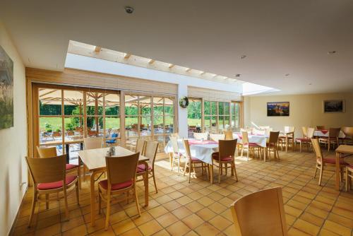埃塔尔埃塔尔埃皮酒店的用餐室设有桌椅和窗户。