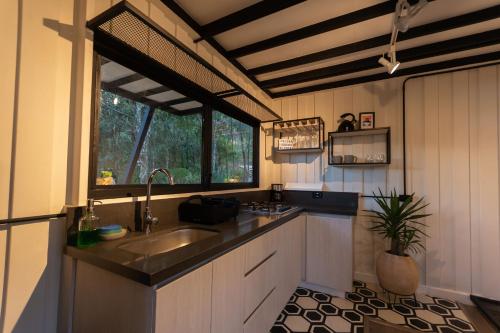 圣埃伦娜ZIRUMA HOUSE的厨房设有水槽和窗户。