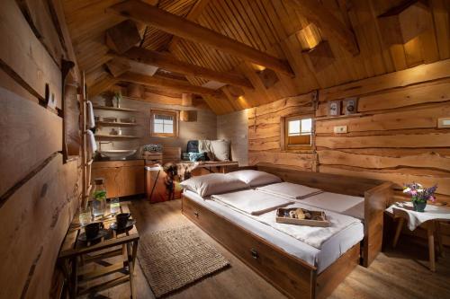 卢布尔雅那比奥图努里亚公寓的小木屋内一间卧室,配有一张床