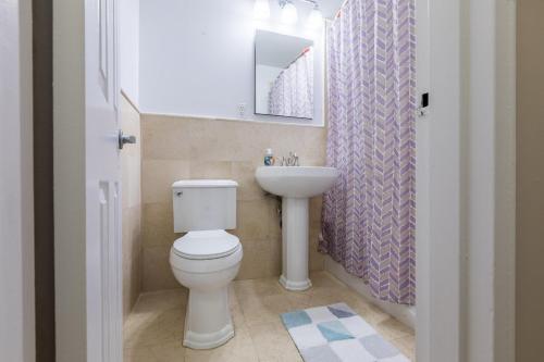 纽约Awesome 2 Bedroom Apartment in NYC的一间带卫生间和水槽的浴室