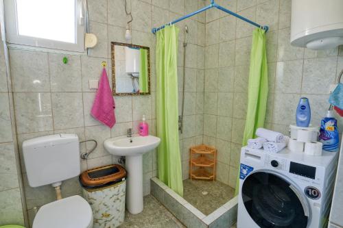 苏托莫雷Sara Sutomore的一间带洗衣机和洗衣机的浴室