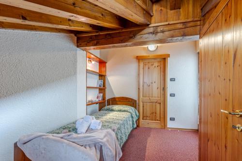 库马约尔La Leitery du Mont Blanc 2的一间卧室设有两张床和木制天花板