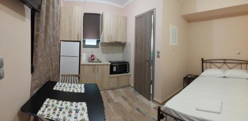 希俄斯Όμορφο στούντιο στη Χίο! Α2的小房间设有床和厨房
