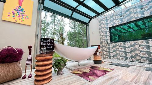 弗朗斯胡克The Franschhoek Stargazing Dome的一间带大窗户和浴缸的浴室