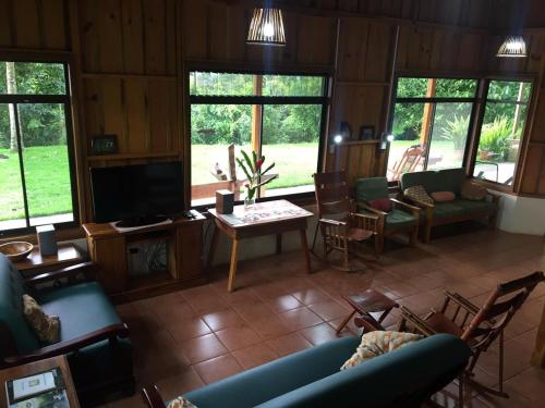 福尔图纳Birds & Breakfast Costa Rica的带沙发和电视的客厅