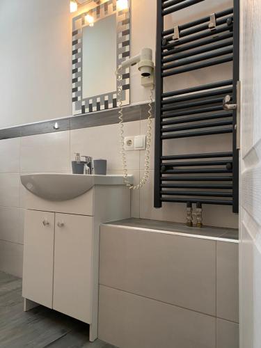 贝尔恩卡斯特尔-库斯Pension MonaLisa的白色的浴室设有水槽和镜子
