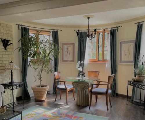 布达佩斯Buda Hills villa apartment的一间带桌椅的用餐室