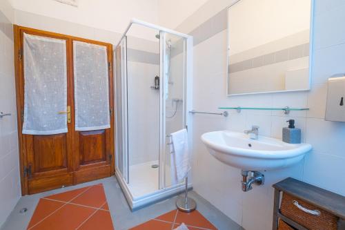 RustigazzoVeleia Romana B&B的一间带水槽、淋浴和卫生间的浴室