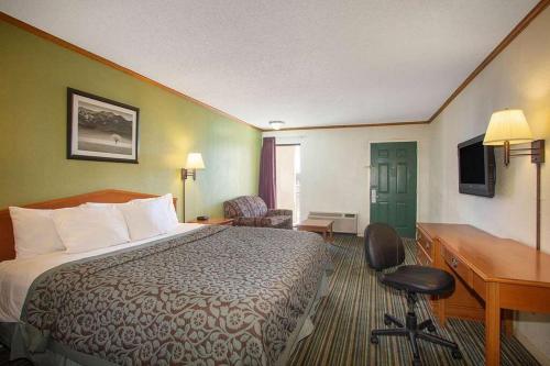 威奇托Economy Hotel Wichita 2的配有一张床和一张书桌的酒店客房