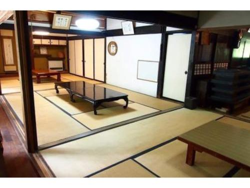 伊那市Oyado Morinotane - Vacation STAY 18517v的享有带桌子和窗户的客房的景致。