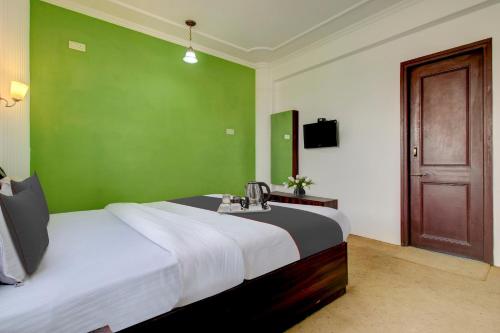 Capital O Yasmin Resort客房内的一张或多张床位