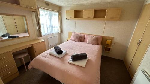 滨海克拉克顿Holiday Freedom的一间卧室配有一张床,上面有两条毛巾