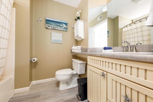 特拉弗斯城Gorgeous 2 Bedroom Lake View Condo的一间带卫生间和水槽的浴室