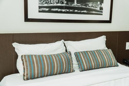 巴西利亚Bonaparte Excelente Apartamento #503的床上有2个枕头