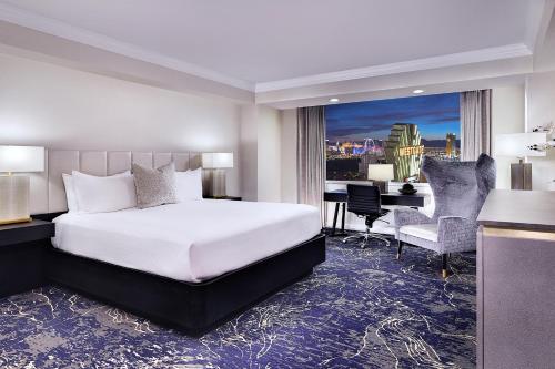 拉斯维加斯Beautiful Room by WESTGATE Casino close to Las Vegas Convention Center的酒店客房设有一张大床和一张书桌。