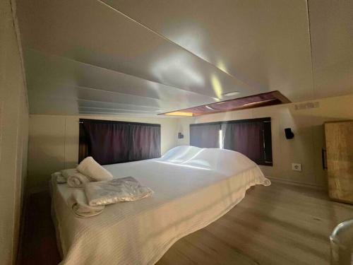 Hakuna Matata Tiny House Urla / Özel Havuzlu的卧室配有一张白色大床