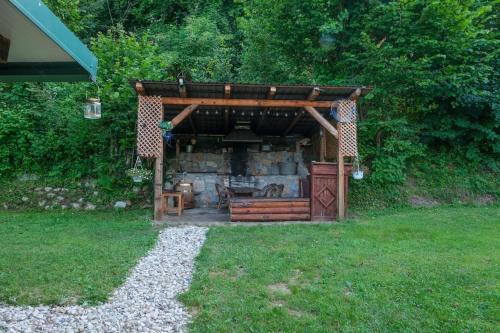 亚伊采ECO cabin Plivsko jezero Jajce的院子里木结构下的烧烤