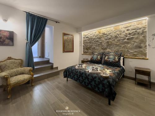 CaccamoLa Casa Dei Cavalieri的卧室配有1张床、1张桌子和1把椅子