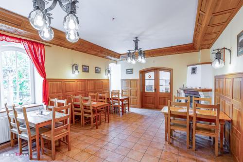 耶什赫维采Penzion Zvoneček的用餐室配有木桌和椅子
