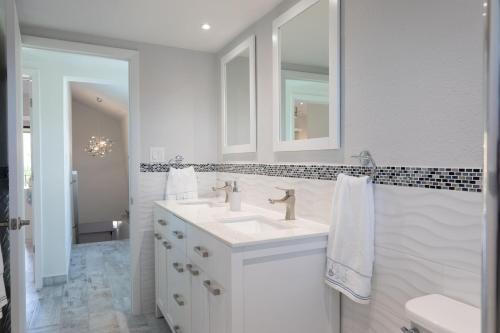 西湾Beach Living at Villas Pappagallo BLES的白色的浴室设有水槽和镜子