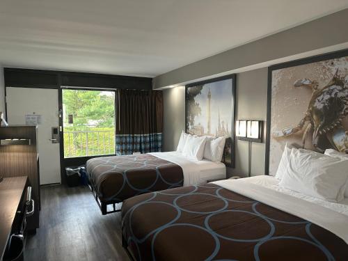 巴尔的摩Super 8 by Wyndham Baltimore Northwest的酒店客房设有两张床和窗户。