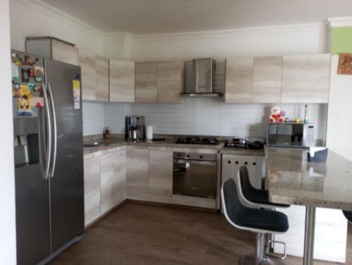 基布多Beautiful & Central Penthouse in Quibdó的厨房配有不锈钢冰箱和炉灶。