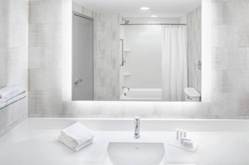 大天空市Residence Inn by Marriott Big Sky/The Wilson Hotel的白色的浴室设有水槽和镜子