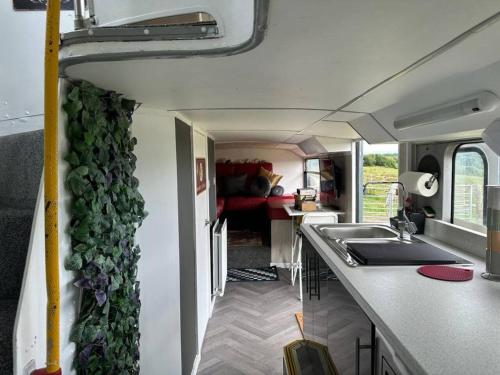 NortonMooview- the charming double decker bus的厨房和客厅