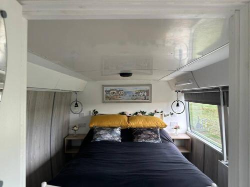 NortonMooview- the charming double decker bus的一个小房子后面的一张床位
