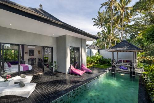 BedahuluCapung Asri Eco Luxury Resort with Private Pool Villas的一个带游泳池和一间卧室的别墅