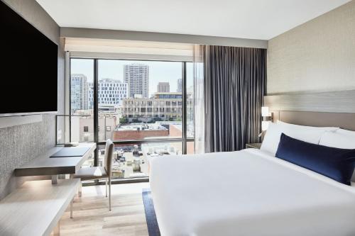 圣地亚哥AC Hotel by Marriott San Diego Downtown Gaslamp Quarter的酒店客房设有一张床和一个大窗户