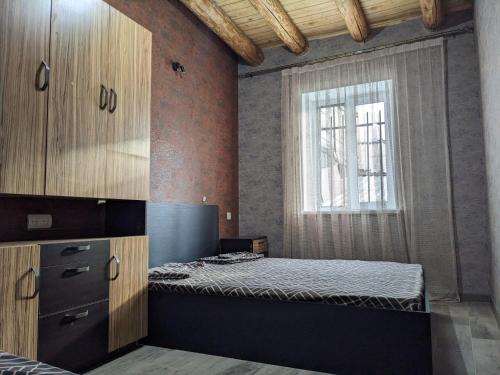 久姆里Sundukyan Apartments的一间卧室设有一张床和一个窗口