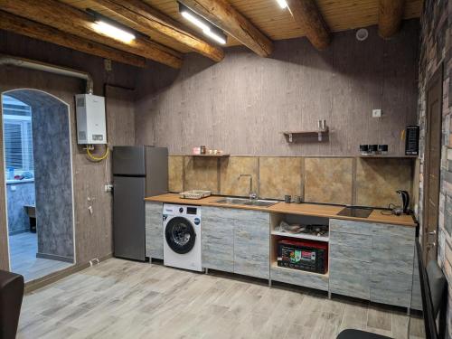 久姆里Sundukyan Apartments的厨房配有水槽和洗衣机