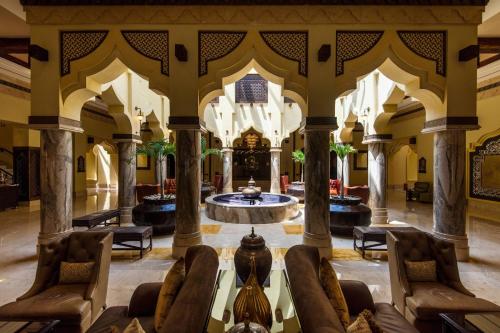 多哈Sharq Village & Spa, a Ritz-Carlton Hotel的大厅,大楼中央有一个喷泉