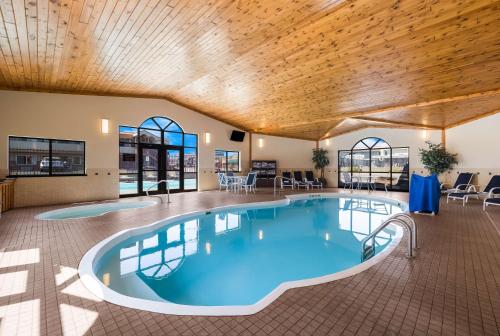 沃尔普莱恩斯贝斯特韦斯特汽车旅馆的一个带桌椅的房间,一个大型游泳池