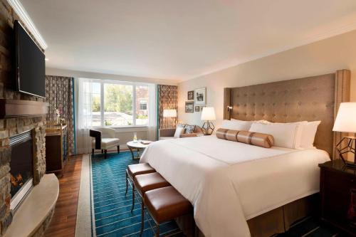 阿默斯特布法罗雷卡特翠贡精选酒店的酒店客房设有一张大床和一间客厅。