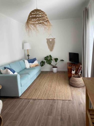 米尔芳提斯城Casa dos Avós的客厅配有蓝色的沙发和电视