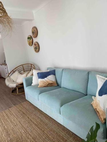米尔芳提斯城Casa dos Avós的客厅里一张蓝色的沙发
