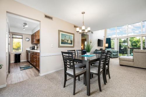 特拉弗斯城Beautiful 2BDR Loft Suite at Golf Course Condo 5549的用餐室以及带桌椅的起居室。