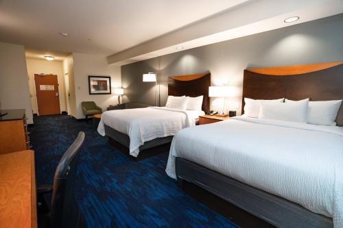 格兰德岛格兰德岛万豪费尔菲尔德客栈 的酒店客房,配有两张带白色床单的床