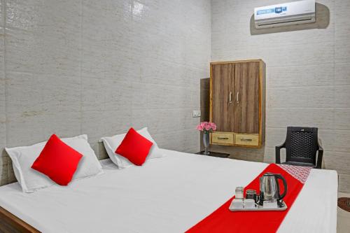 比拉斯布尔Flagship New Mansi Hotel的一间设有红色枕头的床的客房