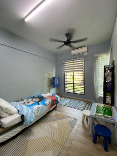芙蓉Homestay Hana Senawang的一间卧室配有一张床和吊扇