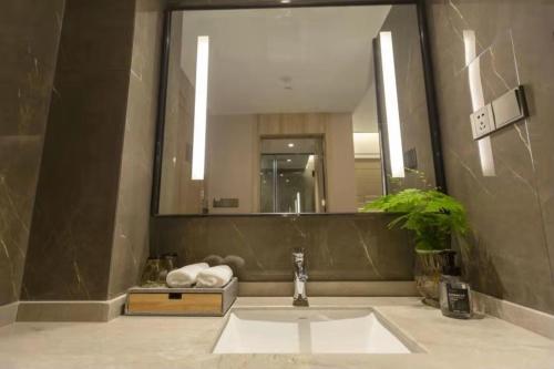桂阳莫林精选郴州桂阳店的一间带水槽和大镜子的浴室