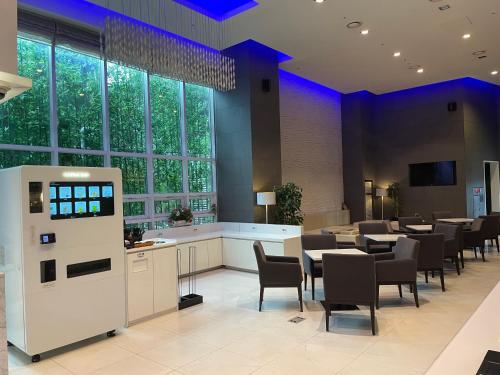 首尔东大门伍吉儒库帕住宿公寓式酒店的用餐室设有桌椅和窗户。